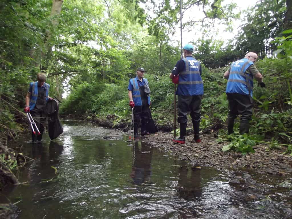 Thames21 volunteers litter-picking in Salmons Brook