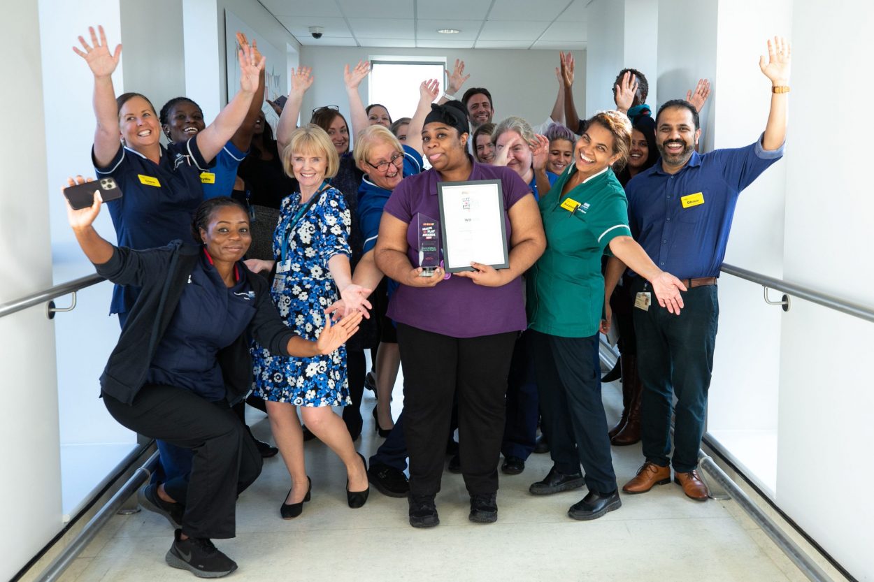 Play leader Keshia and the team from the Starlight ward at North Mid with their award