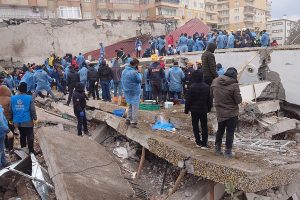 Rescuers looking for survivors from a collapsed building in Turkey (credit VOA/Wikimedia Commons)