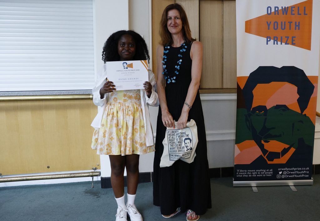 Heike Ghandi collects her prize from Liz
Wallace (credit Facundo Arrizabalaga)