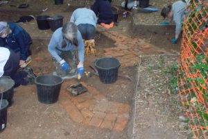 Volunteers help to uncover the inner gatehouse at Elsyng Palace in July (credit Martin Dearne/EAS)