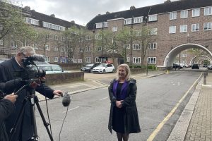 Susan Hall campaigning in Earlsfield (credit Noah Vickers/LDRS)