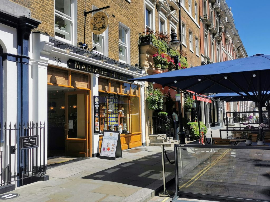 Outdoor dining in central London (credit Francais a Londres via Unsplash)