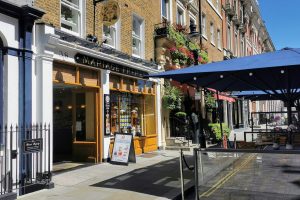 Outdoor dining in central London (credit Francais a Londres via Unsplash)