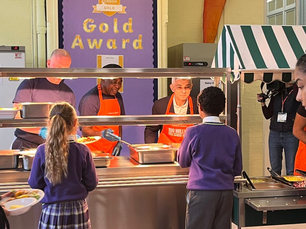 Sadiq Khan helps serve lunch to Shoreditch Park Primary School pupils (credit Kumail Jaffer/LDRS)