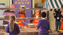 Sadiq Khan helps serve lunch to Shoreditch Park Primary School pupils (credit Kumail Jaffer/LDRS)