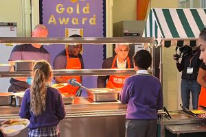 Sadiq Khan helps serve lunch to Shoreditch Park Primary School pupils (credit Kumail Jaffer/LDRS)