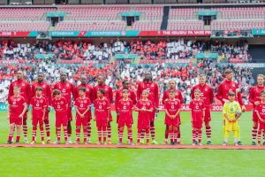 Cockfosters line up against AFC Stoneham at Wembley (credit els_photo_graphy)