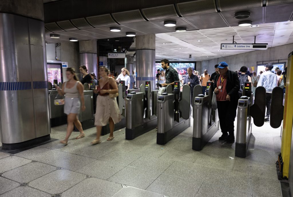 Passengers at London Bridge station (credit Facundo Arrizabalaga/MyLondon)